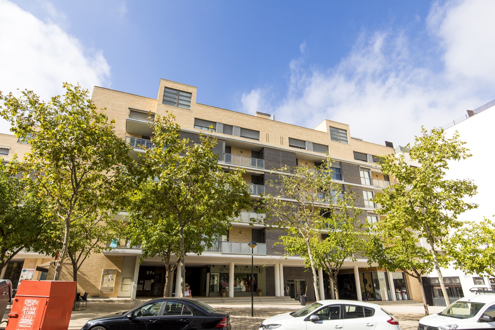 Te presentamos esta fantástica vivienda de 95 m² útiles, situada en una de las zonas más demandadas de Miralbueno, rodea