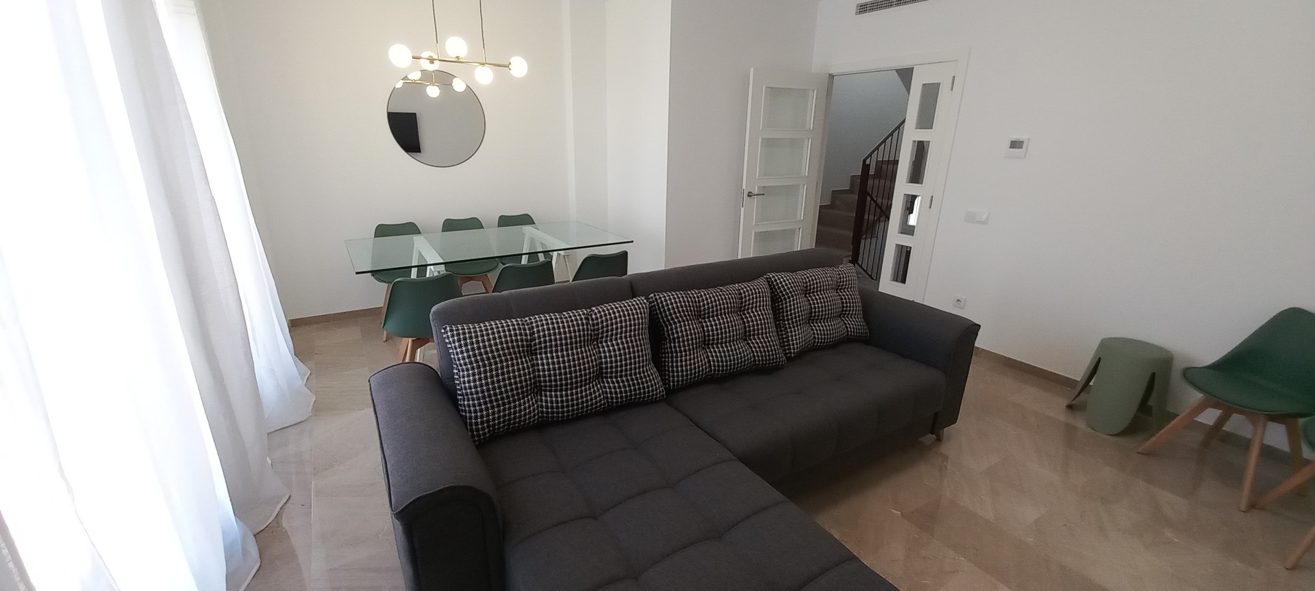 Venta de esta estupenda Casa de pueblo de 216 m2 construidos.
La casa se distribuye en planta baja de unos 53 m2 con cap