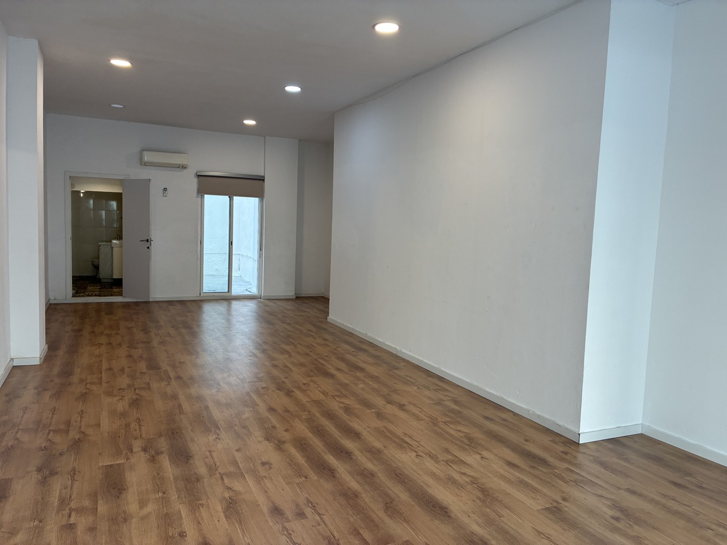 Local comercial reformado, diáfano. Suelo parquet, aire acondicionado frío-calor, 1 aseo. Dispone de un patio. Muy buena