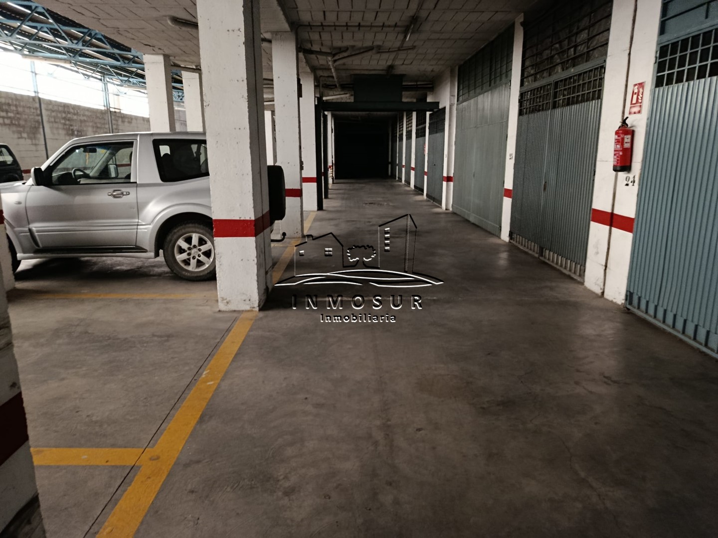 Parking en zona calle Córdoba. Plaza de aparcamiento amplia para coche. Fácil maniobrabilidad.
El precio mostrado no inc