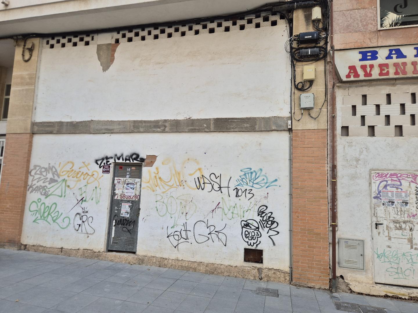 Estupendo local de 225 metros en el paseo de Chapí de Villena, dispone de salida de humos y altura suficiente para poder