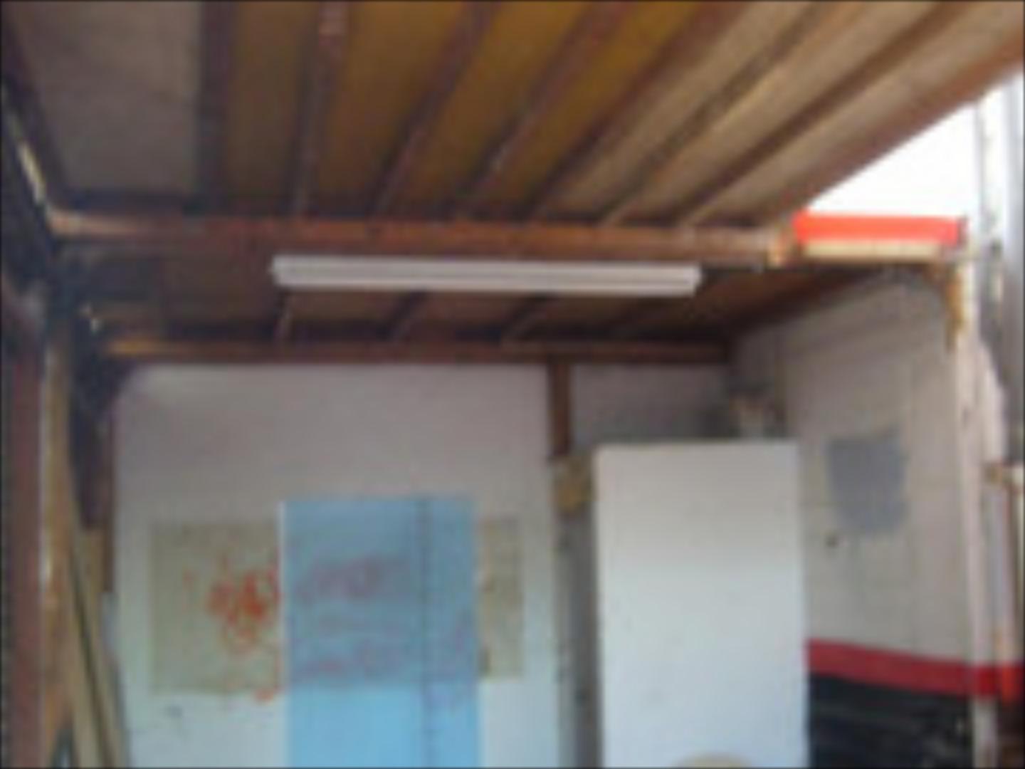 Local antiguamente usado como taller, con un sobrepiso para aprovechar mejor el espacio. Son 80 metros cuadrados con acc