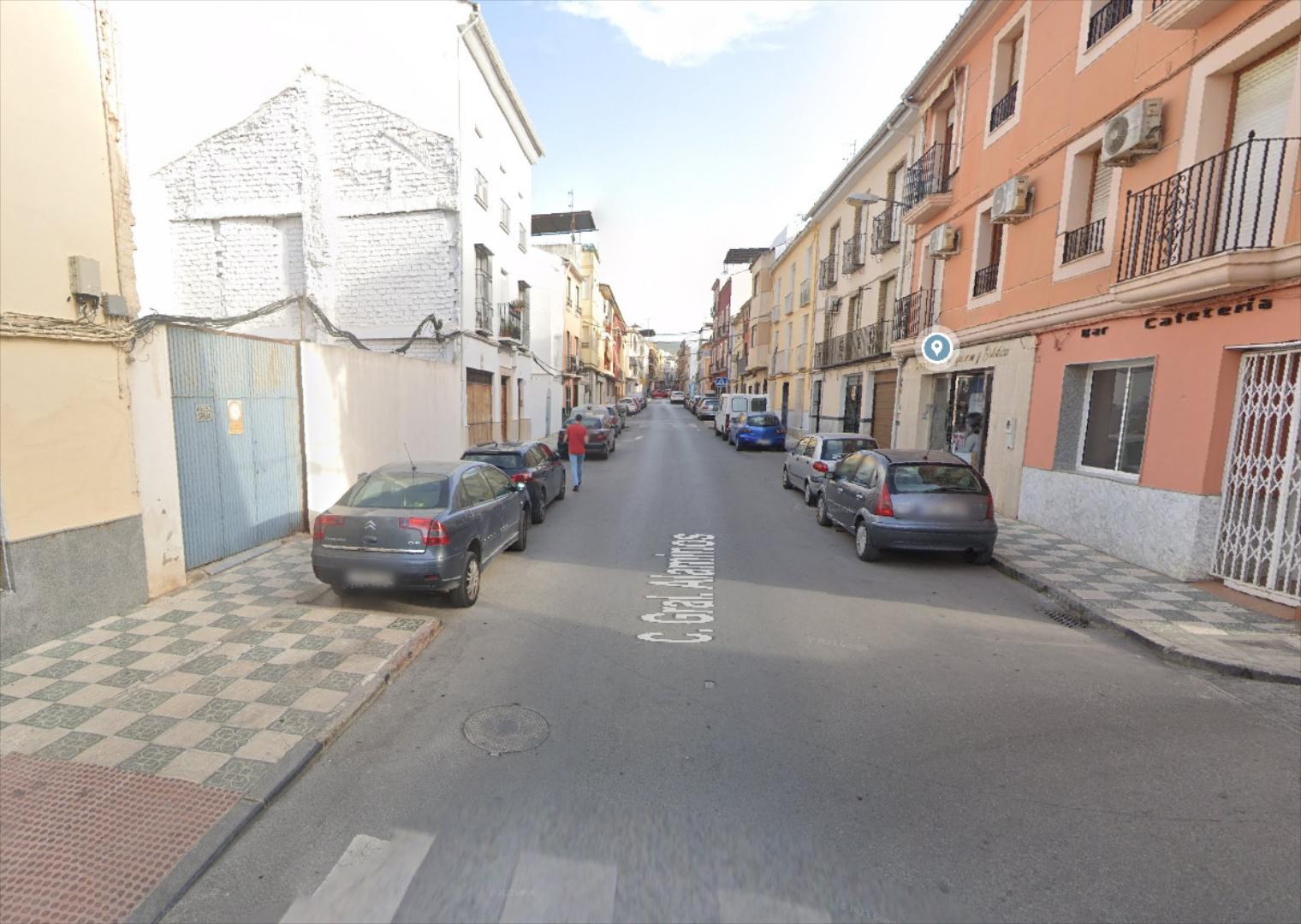 Casa para derribo en calle Mesón. Cuenta con una superficie de 928 m2. de solar y con fachada a dos calles (10,5 m. a un