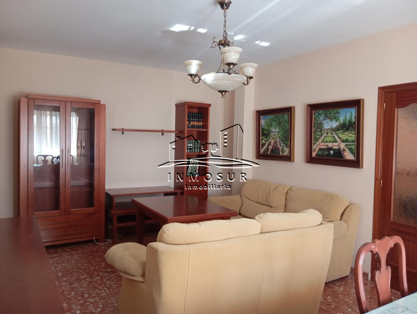 Casa en zona Parque. Cuenta con una superficie de solar de 121 m2. y una superficie construida de 242 m2., distribuidos