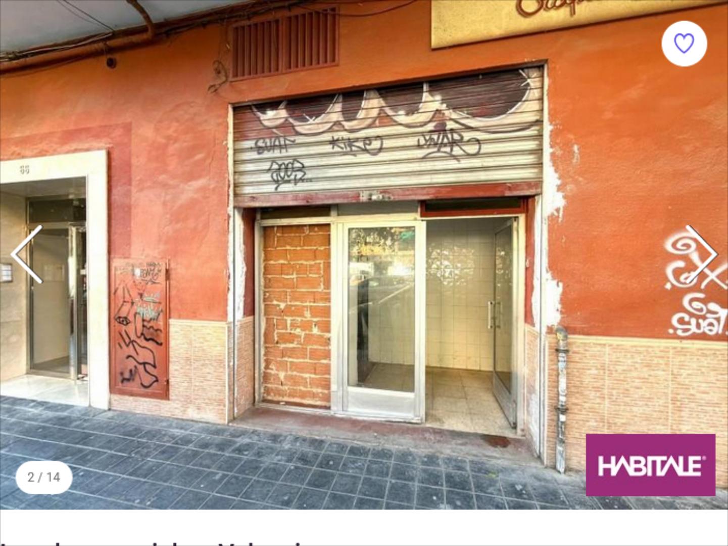 Local de 56 m2, distribuidos en 38 m2 de uso comercial y 18 m2 destinados a almacén. Situado en un edificio de 1976, el