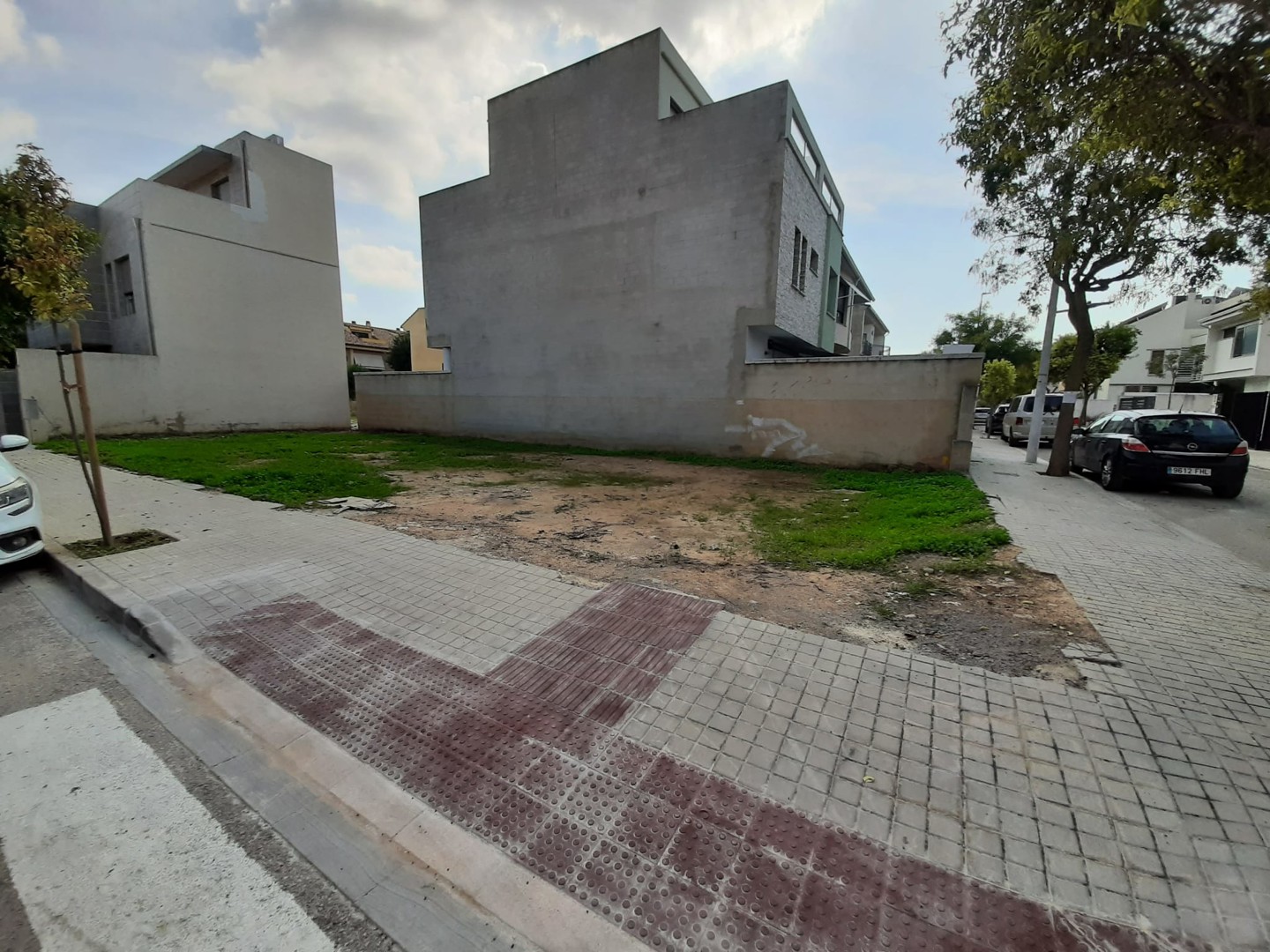 Venta parcela esquinera en Picanya, zona Paseo de la Primavera.
La parcela de 186 m2 (9 x21 mts)
El precio publicado n