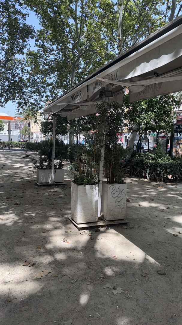 Se traspasa local comercial, restaurante cafeteria en funcionamiento, totalmente equipado,
precio del alquiler 1.150€.
a