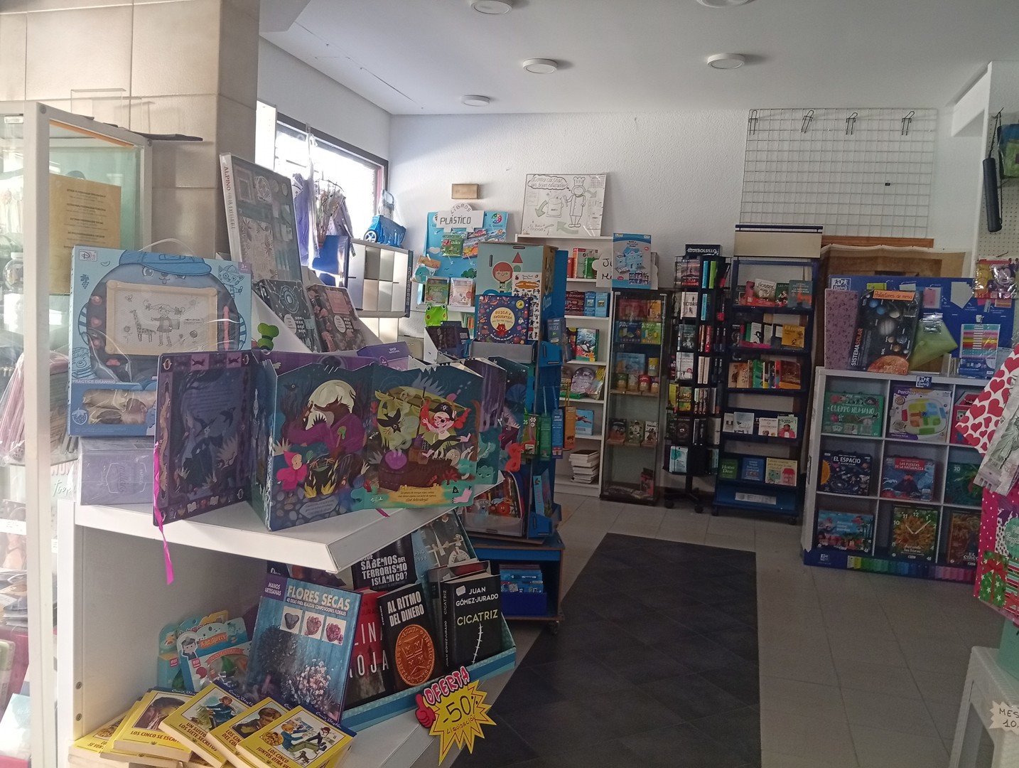 Ubicación estratégica y paso constante de gente.
Negocio de Papelería y libreria en pleno funcionamiento con gran trayec