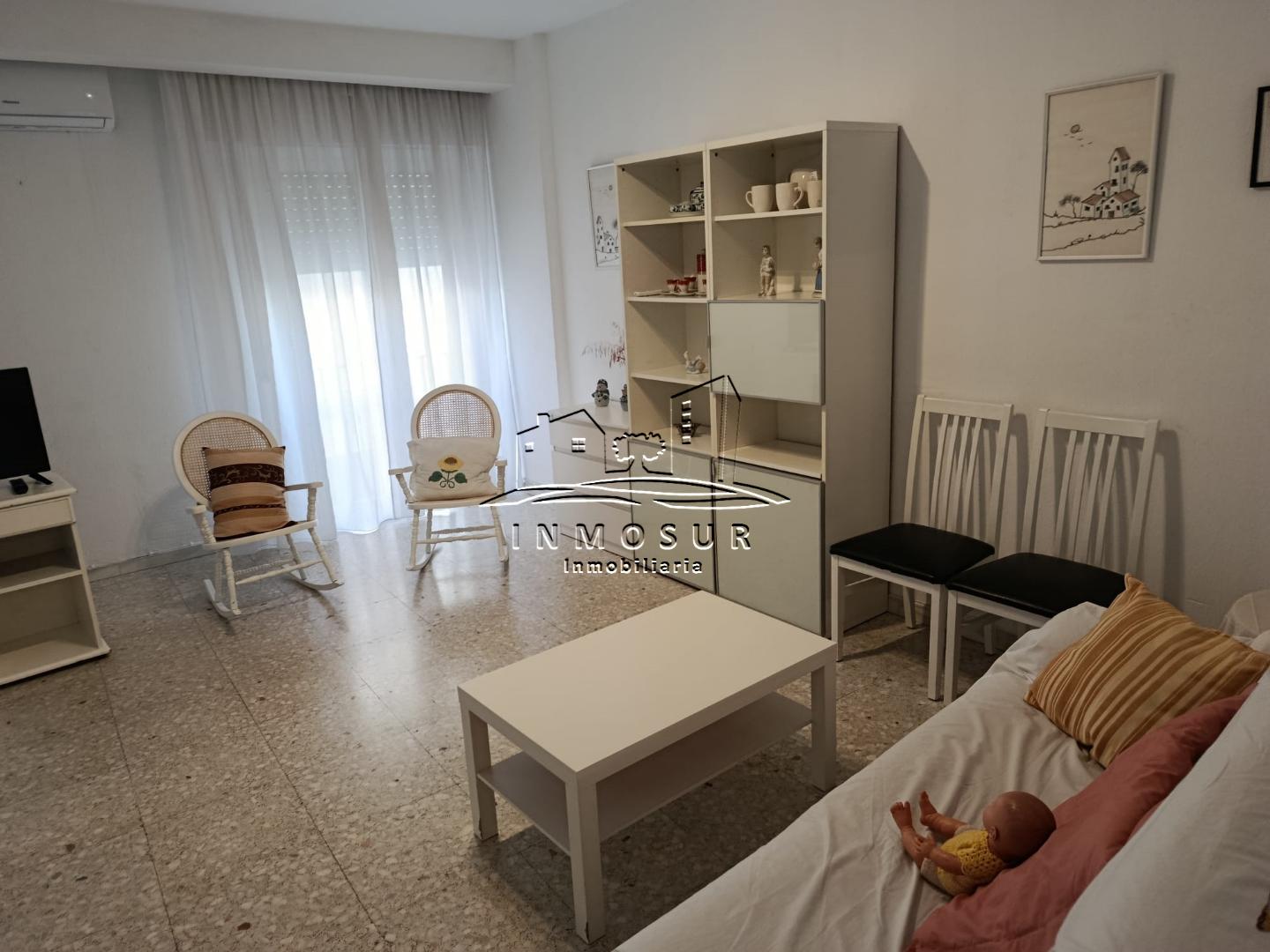Piso en zona calle Cabrillana en planta primera. Cuenta con recibidor, salón-comedor, cocina amueblada, lavadero, cuarto