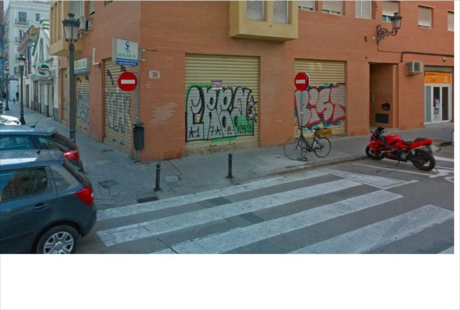 Local diáfano. 1 aseo. 5 puertas a la calle. 17 metros lineales de fachada. Chaflán.