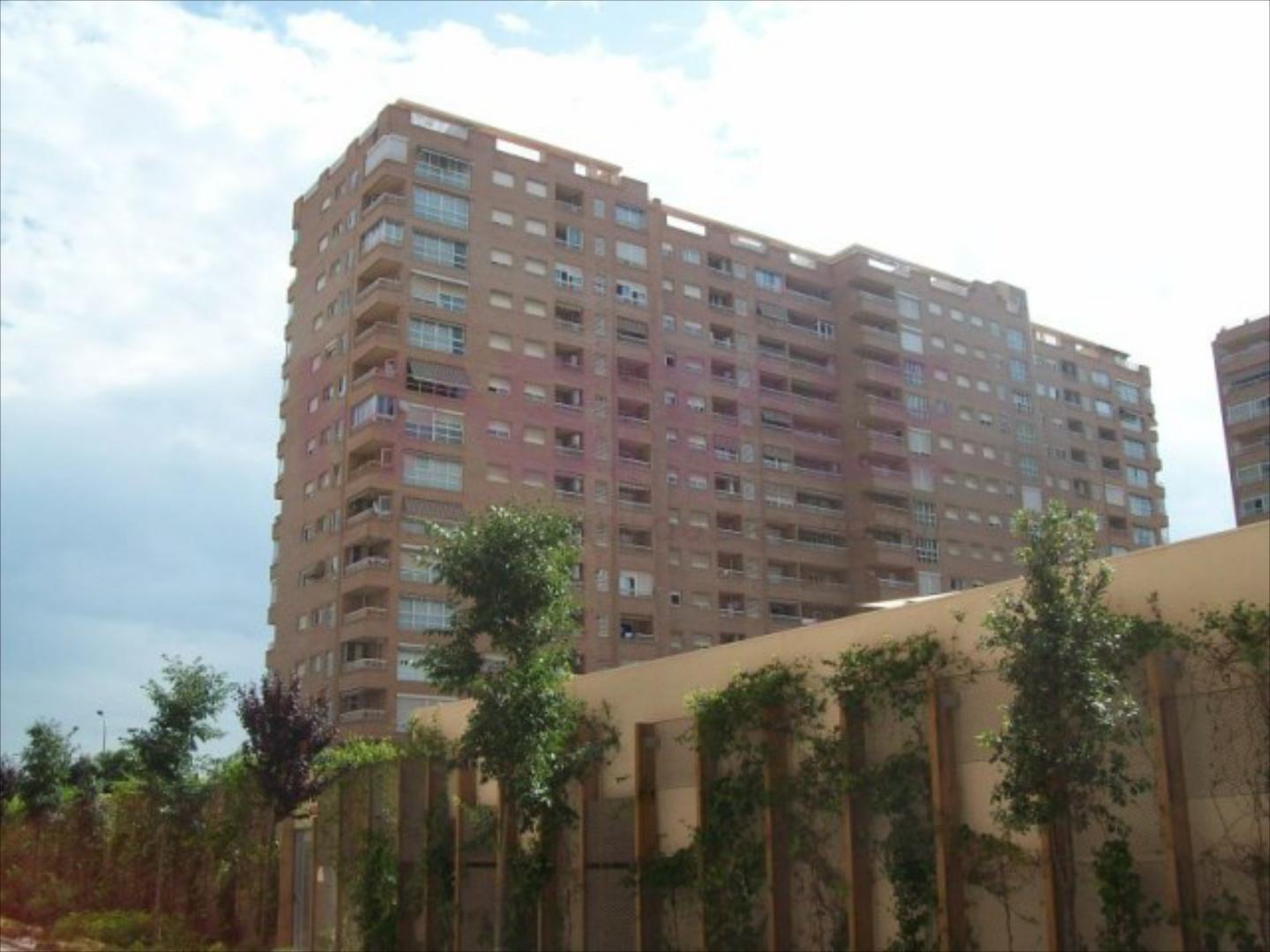 Se ALQUILA plaza de garaje junto a Blasco Ibáñez y universidades, con entrada por la C/ Serpis 86, está en segunda plant