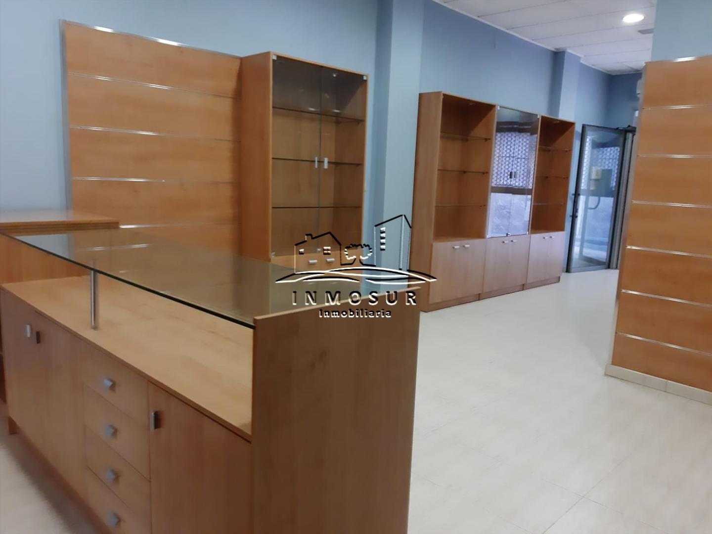Local en zona calle Ancha. Cuenta con una superficie de 74 m2. Dispone de aseo, aire acondicionado, hilo musical, persia