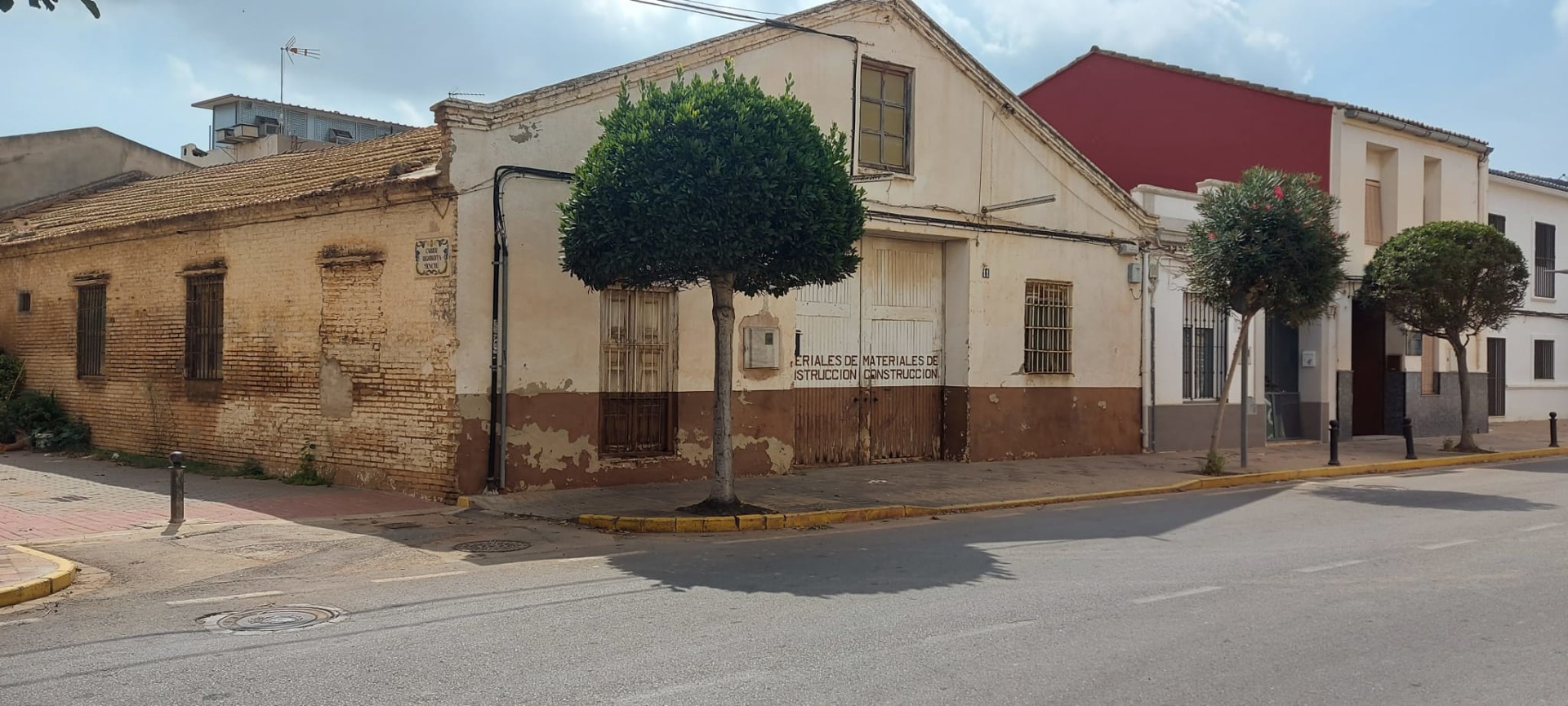 Venta casa de pueblo en Picanya, zona estación del metro , muy tranquila y lejos de zona inundable.
La casa es esquiner