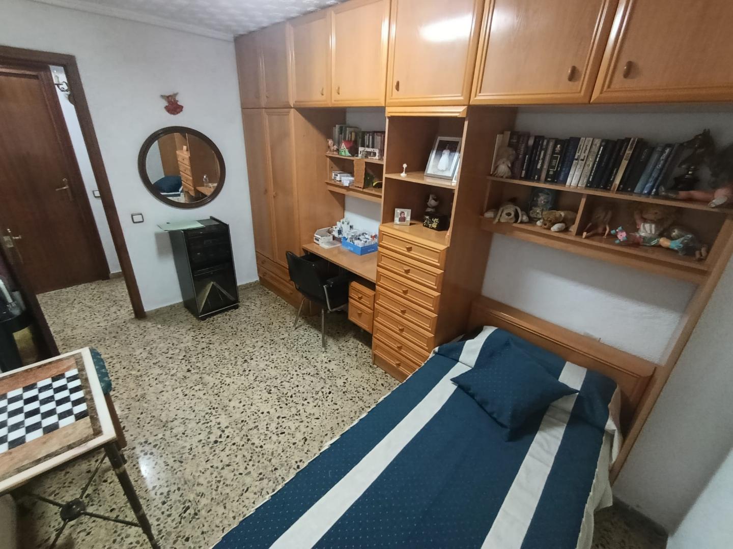 Se alquilan 2 habitaciones para estudiantes con acceso a una sala común de uso exclusivo para ellos con balcón.
Precio