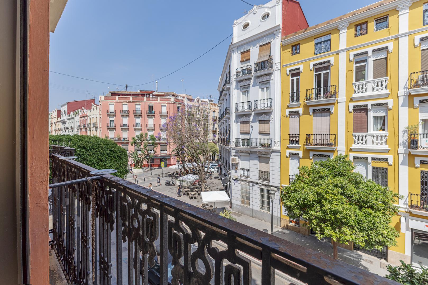 Piso de 4 habitaciones en Ruzafa, exterior con balcón, techos altos con talla, 2º con ascensor.