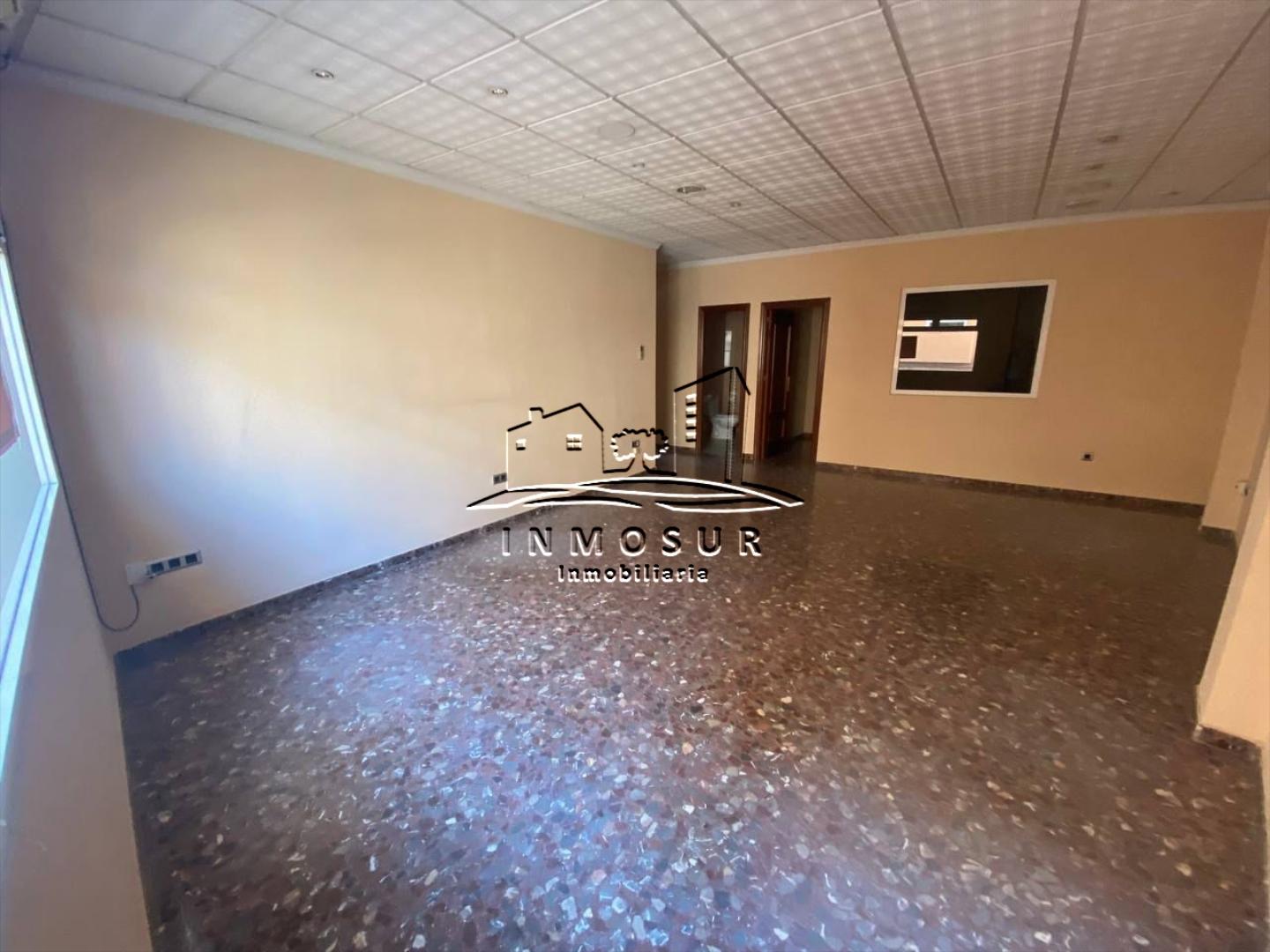 Oficina en zona Párroco Joaquín Jiménez Muriel. Cuenta con una superficie de 53 m2. y dispone de una amplia habitación y
