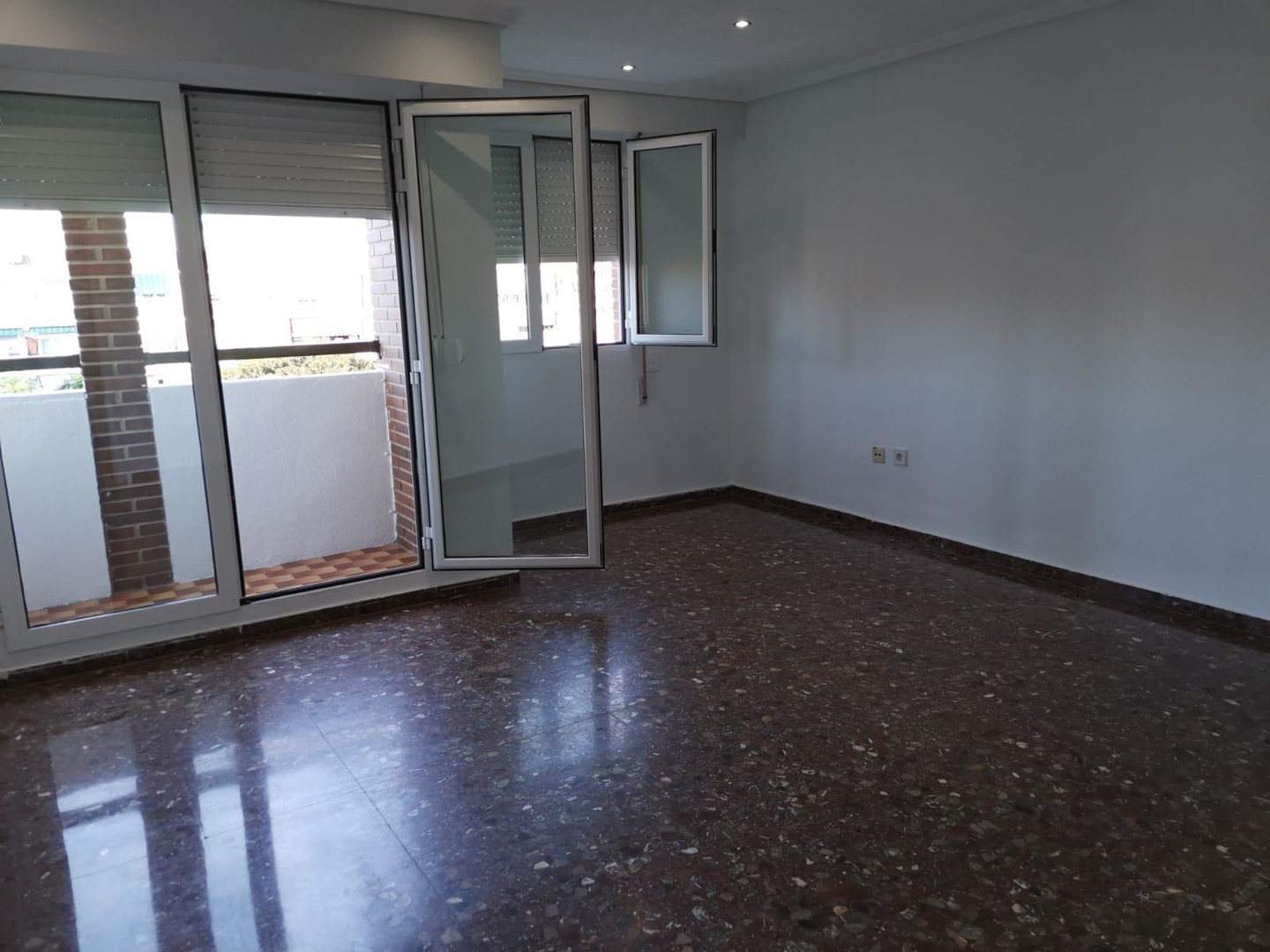 Se alquila magnífico piso de 3 habitaciones y 2 baños (baño y aseo). ideal para quienes buscan amplitud, comodidad y una 2