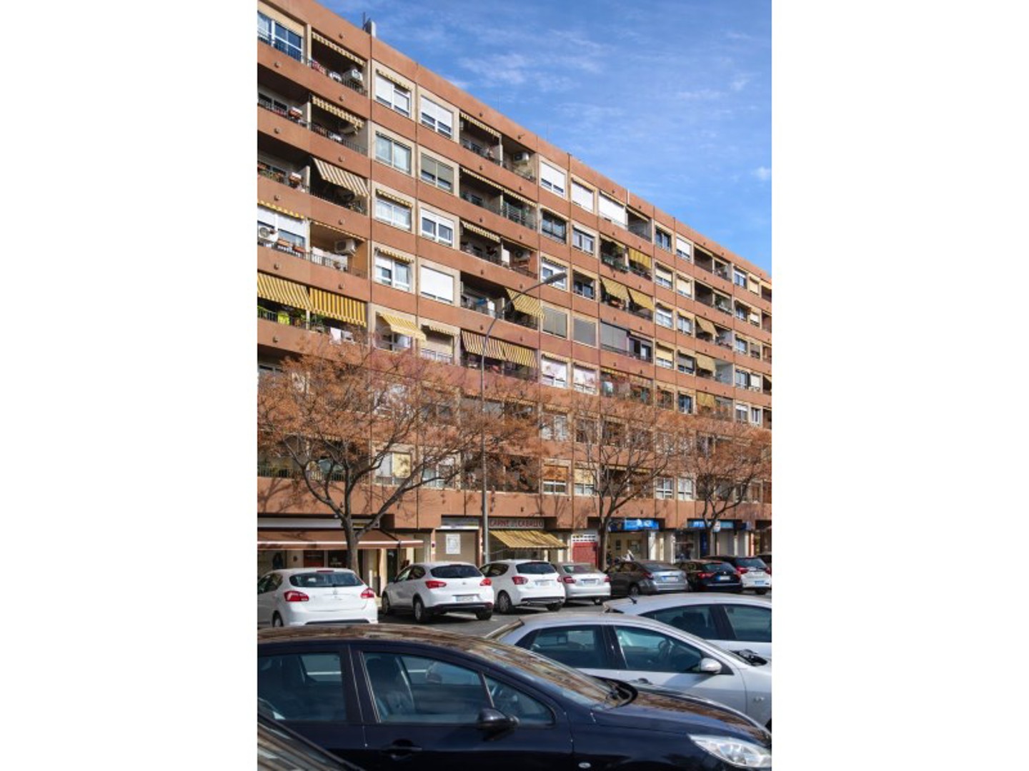 Se ofrece en venta amplio bajo comercial de 135 m², ideal para emprender o ampliar tu negocio en una zona consolidada y