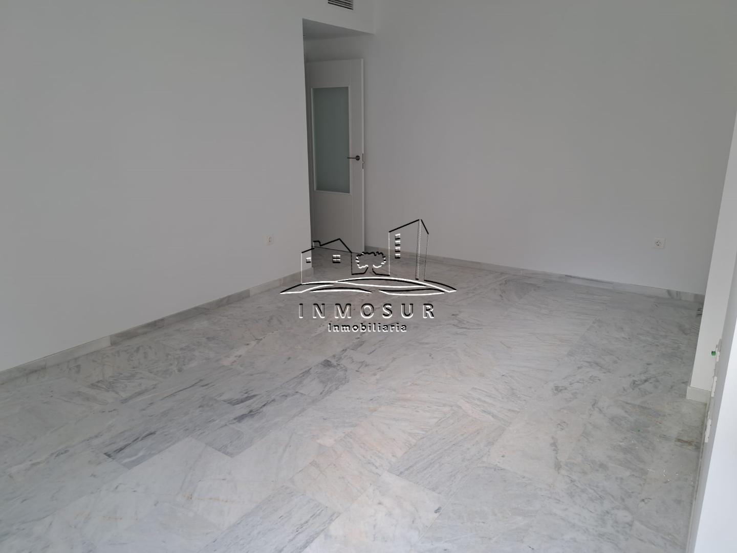 Piso en planta baja en zona calle Ancha. Cuenta con recibidor, salón-comedor, cocina con despensa, aseo, cuarto de baño,