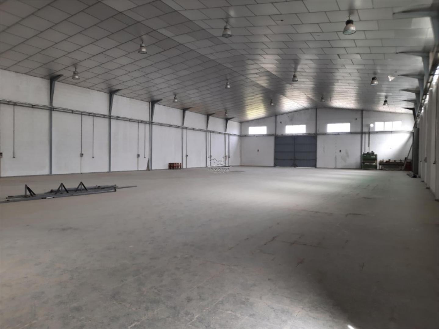 Conjunto de nave-exposición y 5 naves industriales contiguas con una superficie de parcela de 6000 m2. y una superficie