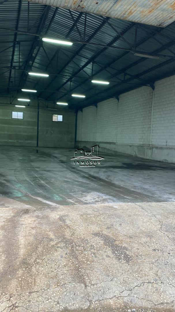 Nave en zona Pilar de la Dehesa. Cuenta con una superficie de 800 m2. Facilidad para la entrada y salida de camiones.