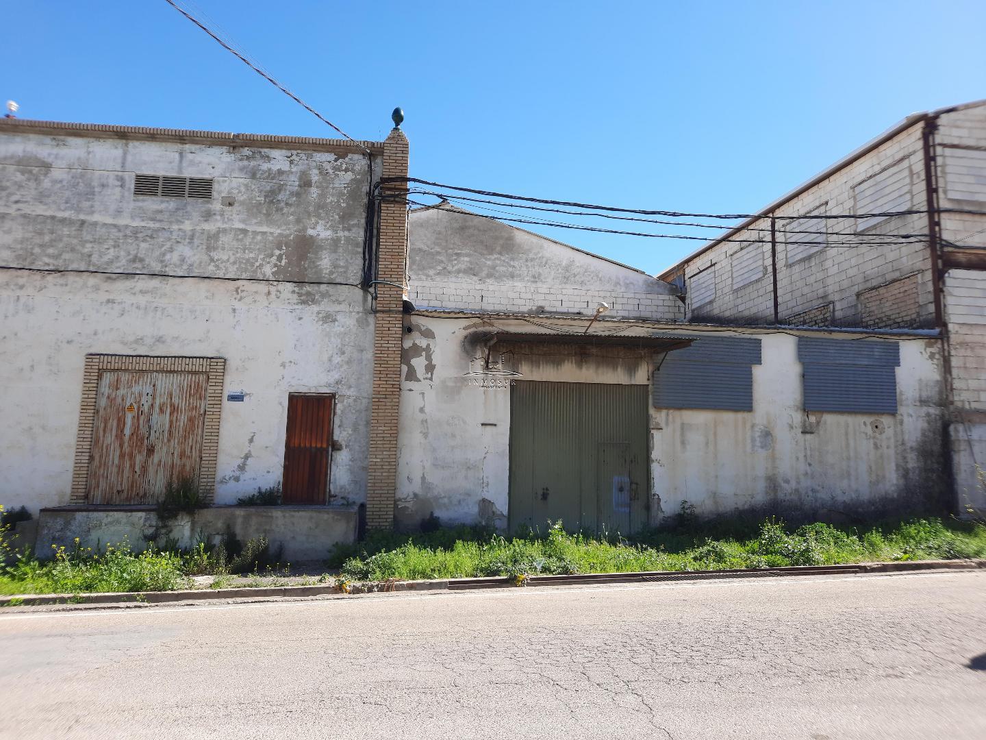 Nave en zona Carretera de Málaga. Cuenta con una superficie de 500 m2., distribuidos en una planta baja de 350 m2. y una