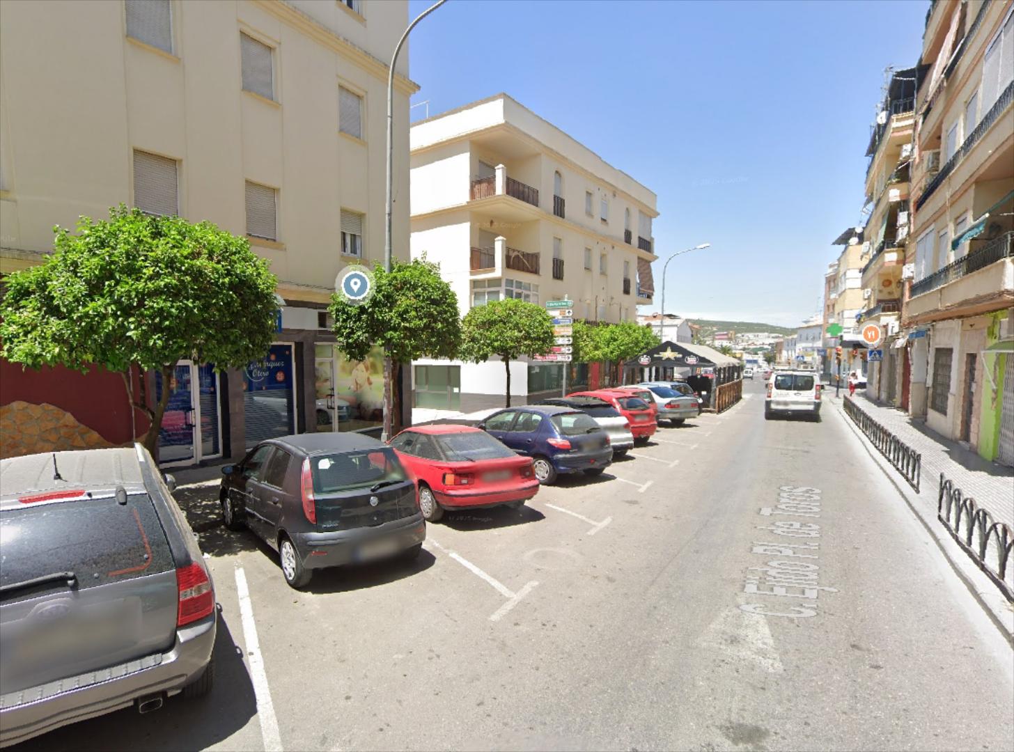 Local comercial en zona Ejido Plaza de Toros. Cuenta con una superficie de 40 m2. En esquina. Persianas de seguro de ace