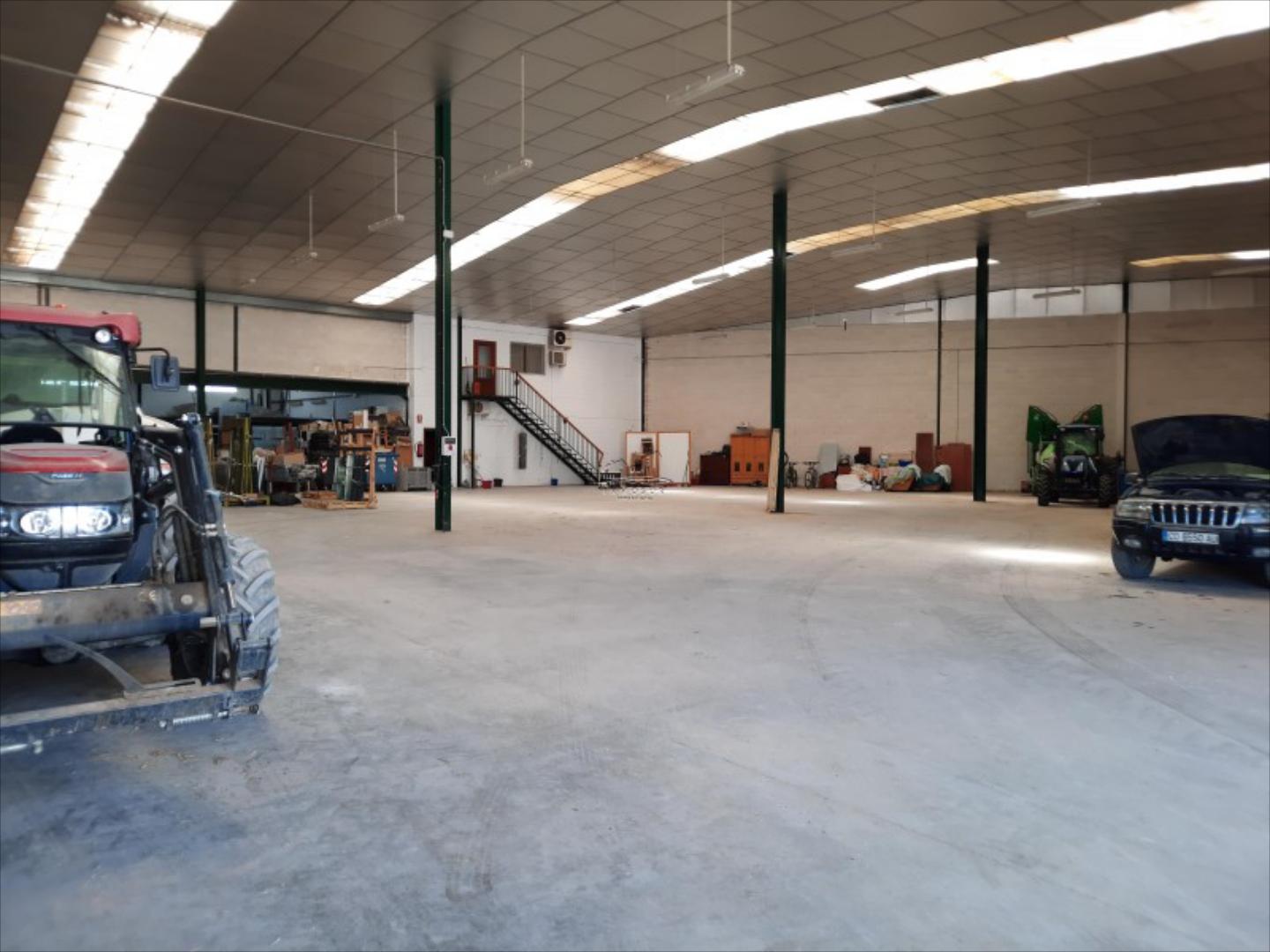 Nave en zona Polvillares. Cuenta con una superficie de 500 m2.