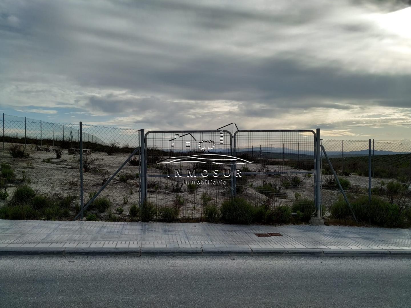 Parcela en Urbanización el Cahiz. Cuenta con una superficie de parcela de 1187 m2. Suelo urbano consolidado para viviend