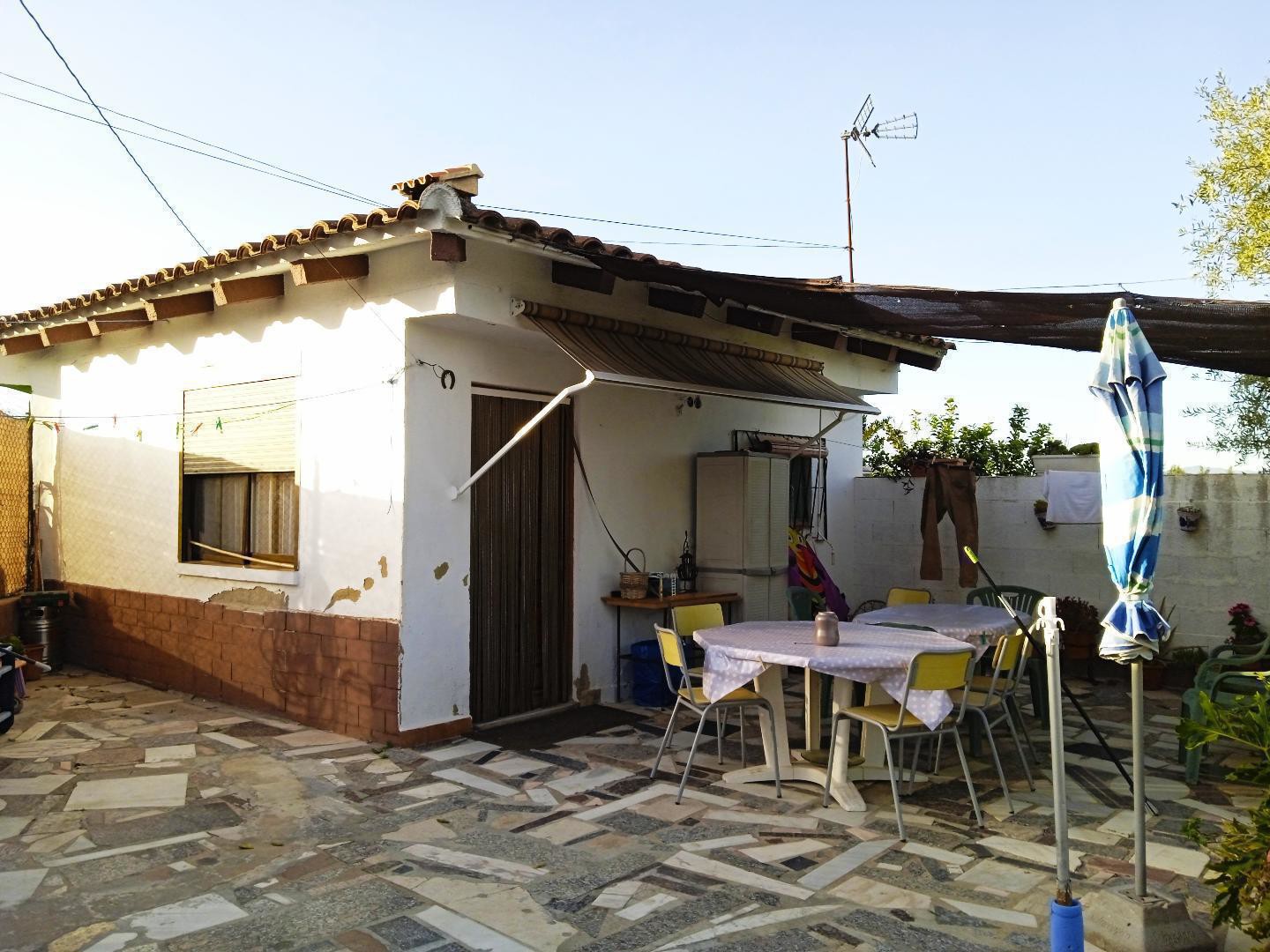 Se vende chalet en Riba-roja con piscina más nave auxiliar muy cerca del pueblo de Riba-roja, además cuenta con servivio