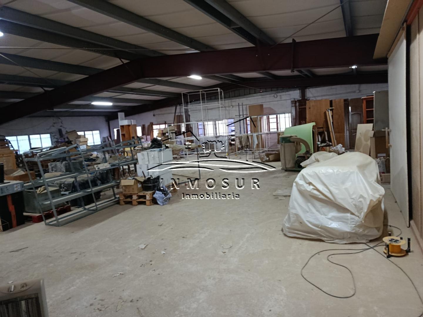 Nave en zona Carretera de Málaga. Cuenta con superficie construida de 1260 m2., distribuidos en una exposición a pie del