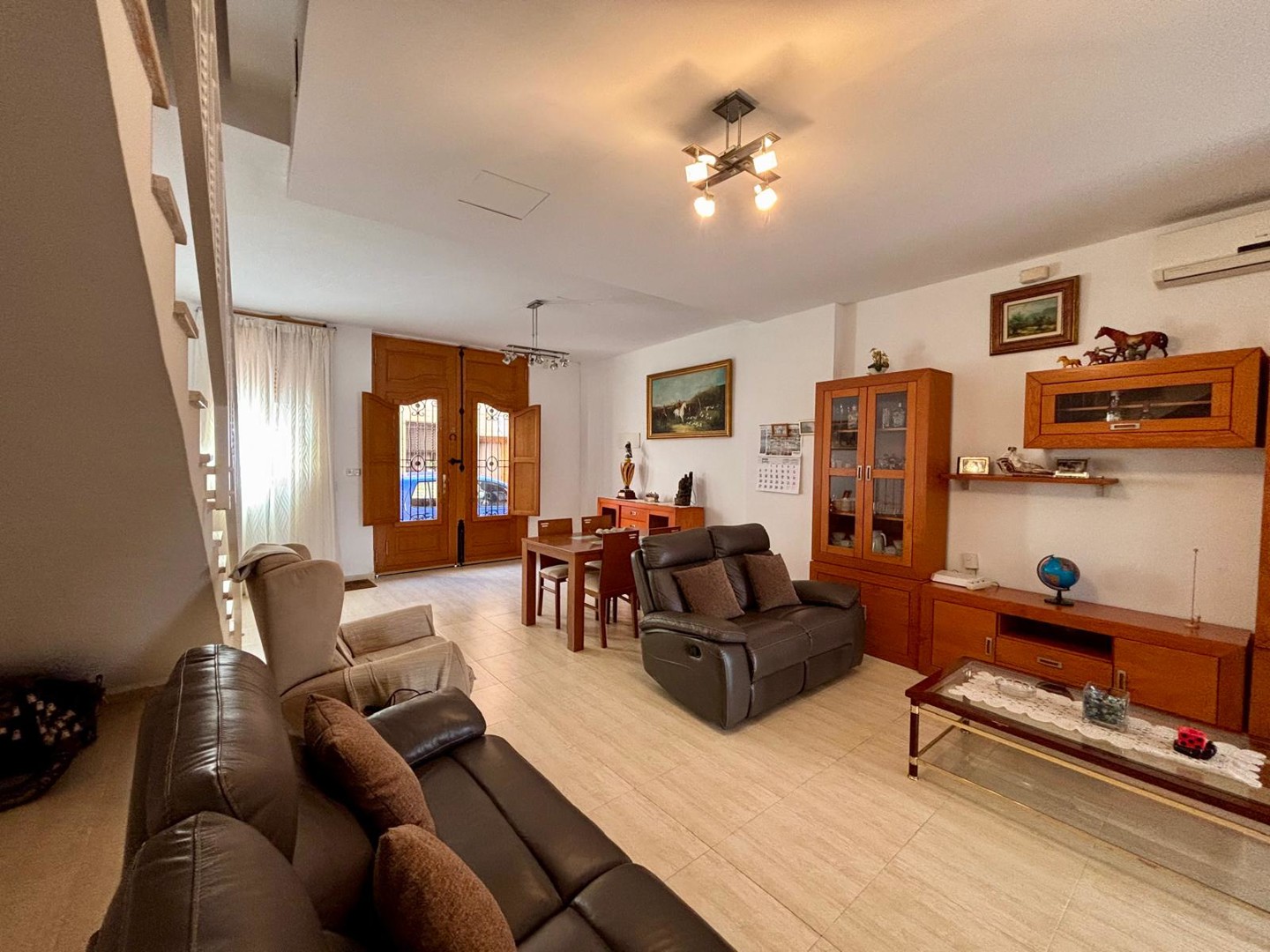 El salón principal de esta casa destaca por su gran amplitud y su excelente luminosidad natural. Es un espacio diáfano q