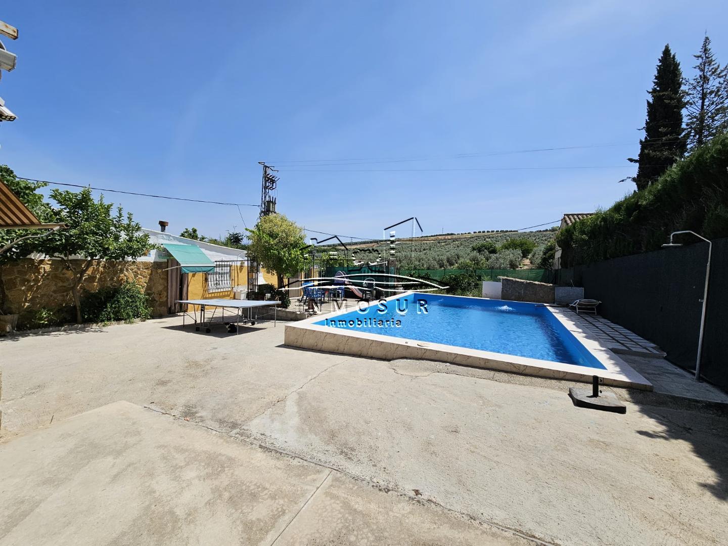Chalet con 1270 m2. de parcela. Cuenta con una vivienda de una planta, con superficie construida de 107 m2. Dispone de u
