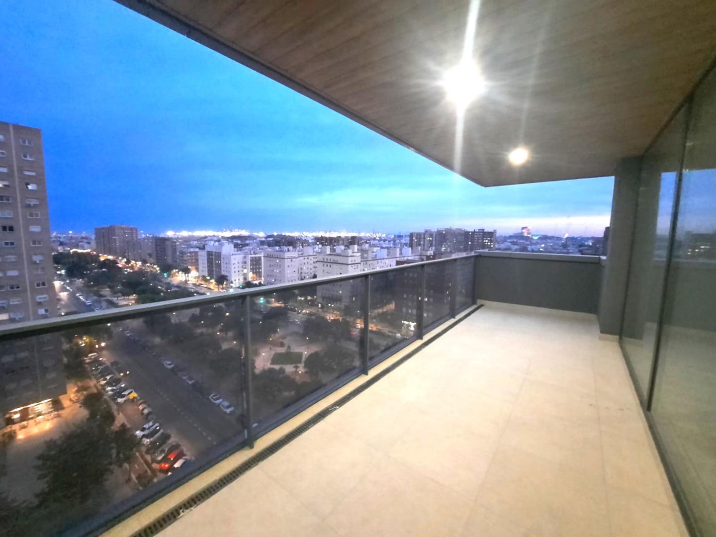 Amplio Piso nuevo, de reciente construcción (año 2023), completamente exterior, soleado y muy luminoso al tener orientac