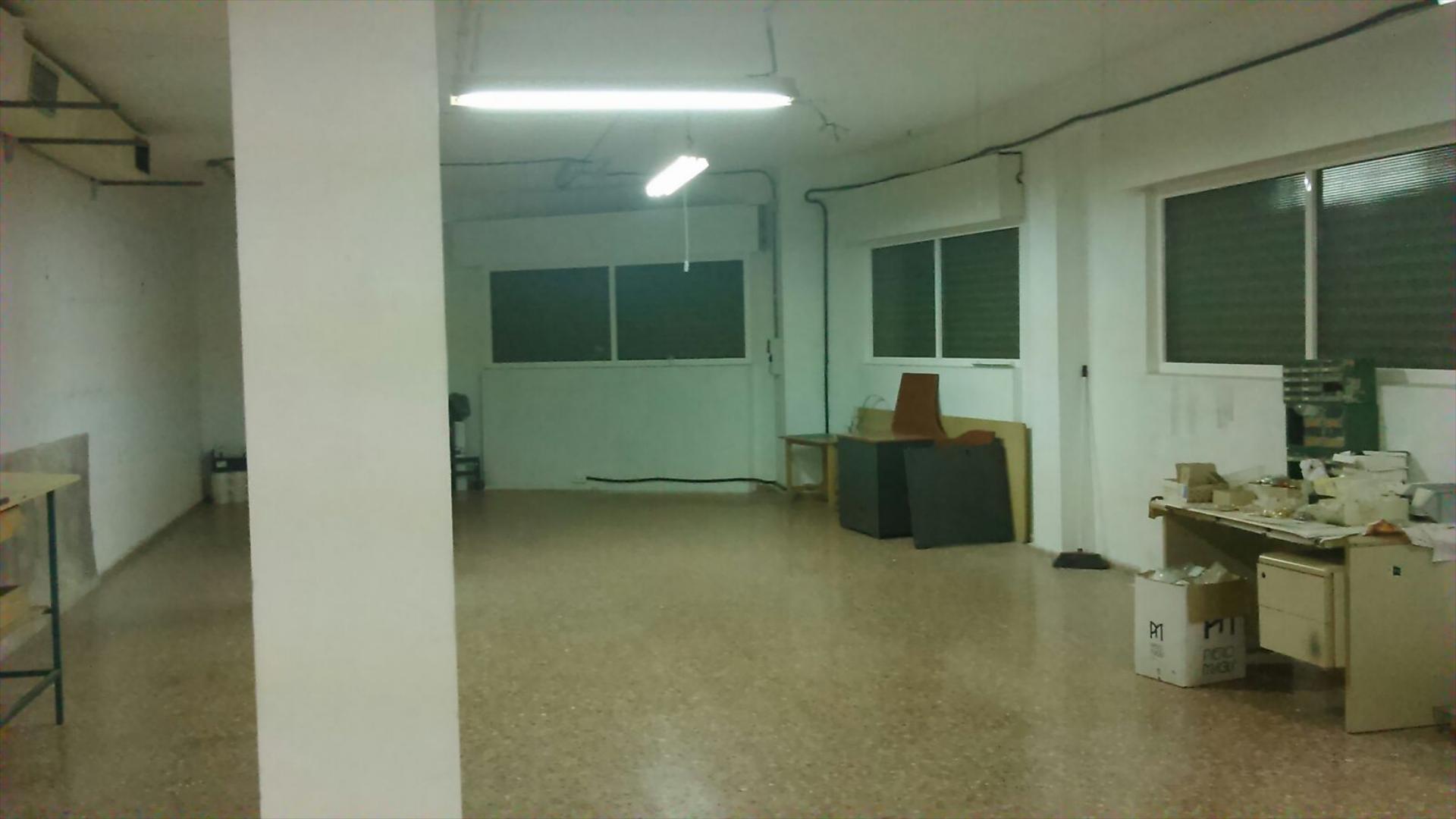 Local de 220 m2 en planta baja, con un aseo, diáfano, con caja fuerte, A/Acondicionado, con 4 ventanas a la calle. en Bu