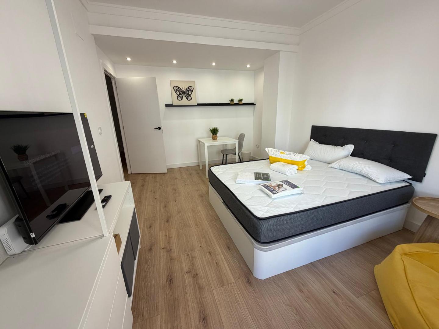 ***HABITACIÓN EN ALQUILER n4***
Se alquila HABITACIÓN DOBLE de gran tamaño en vivienda amplia con reforma integral a es