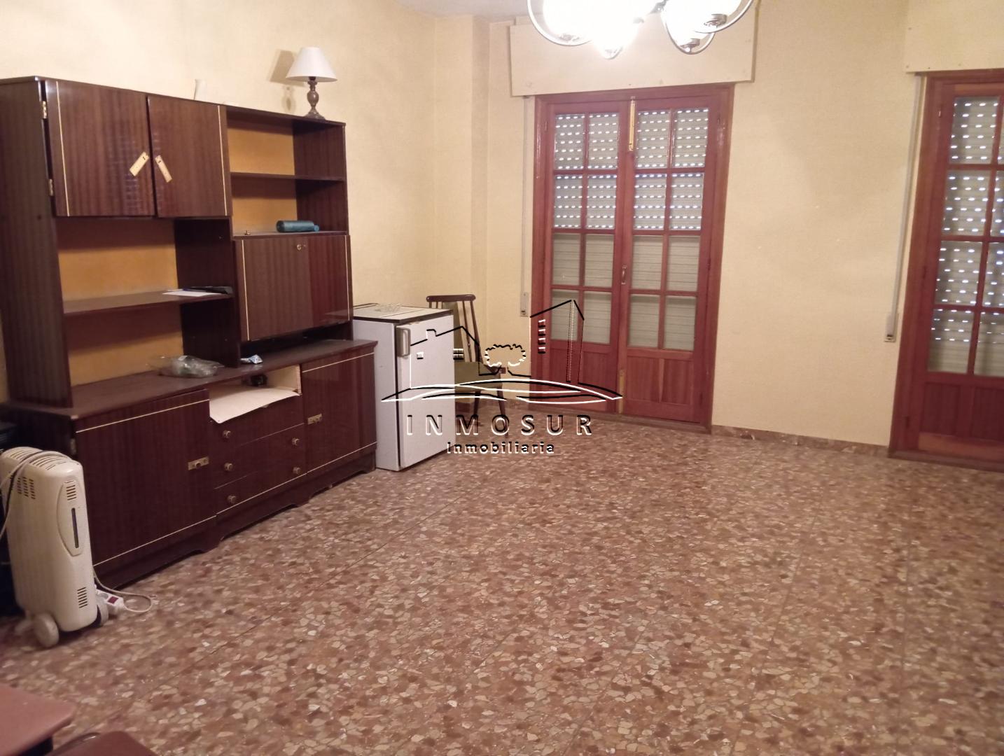 Piso en planta primera en zona centro. Dispone de recibidor, salón-comedor, cocina, dos cuartos de baño (uno de ellos in