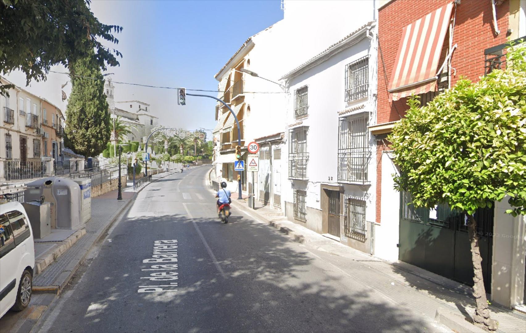 Cochera en zona Plaza de la Barrera. Plaza de aparcamiento amplia y de fácil maniobrabilidad.