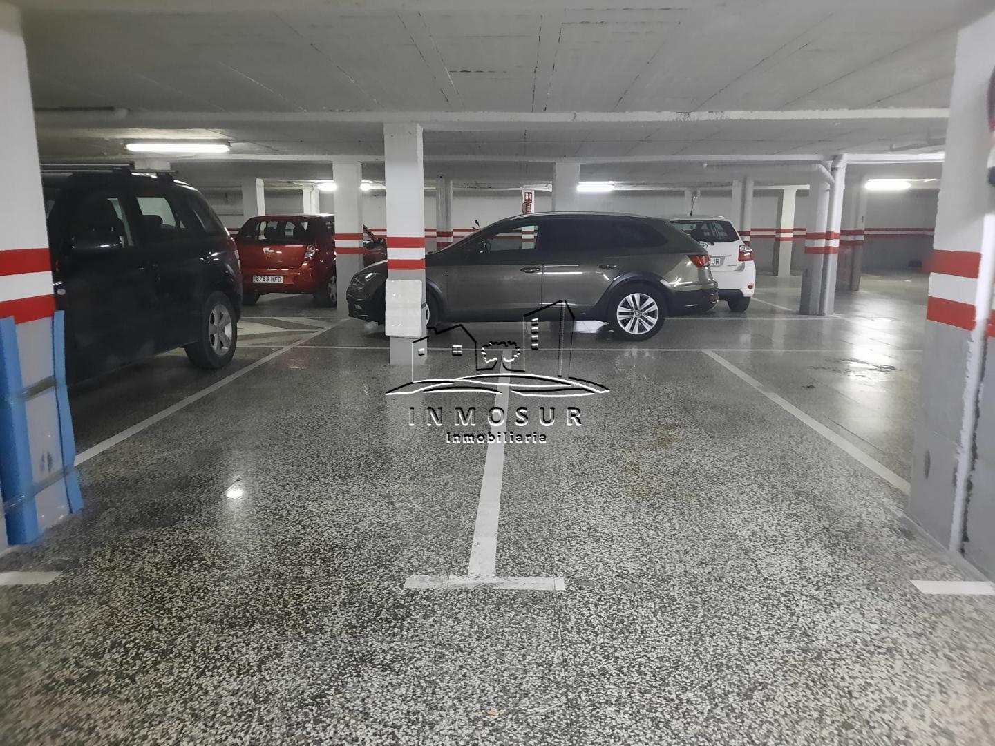Cochera en zona calle Coso con capacidad para un coche grande y una moto. Fácil maniobrabilidad.