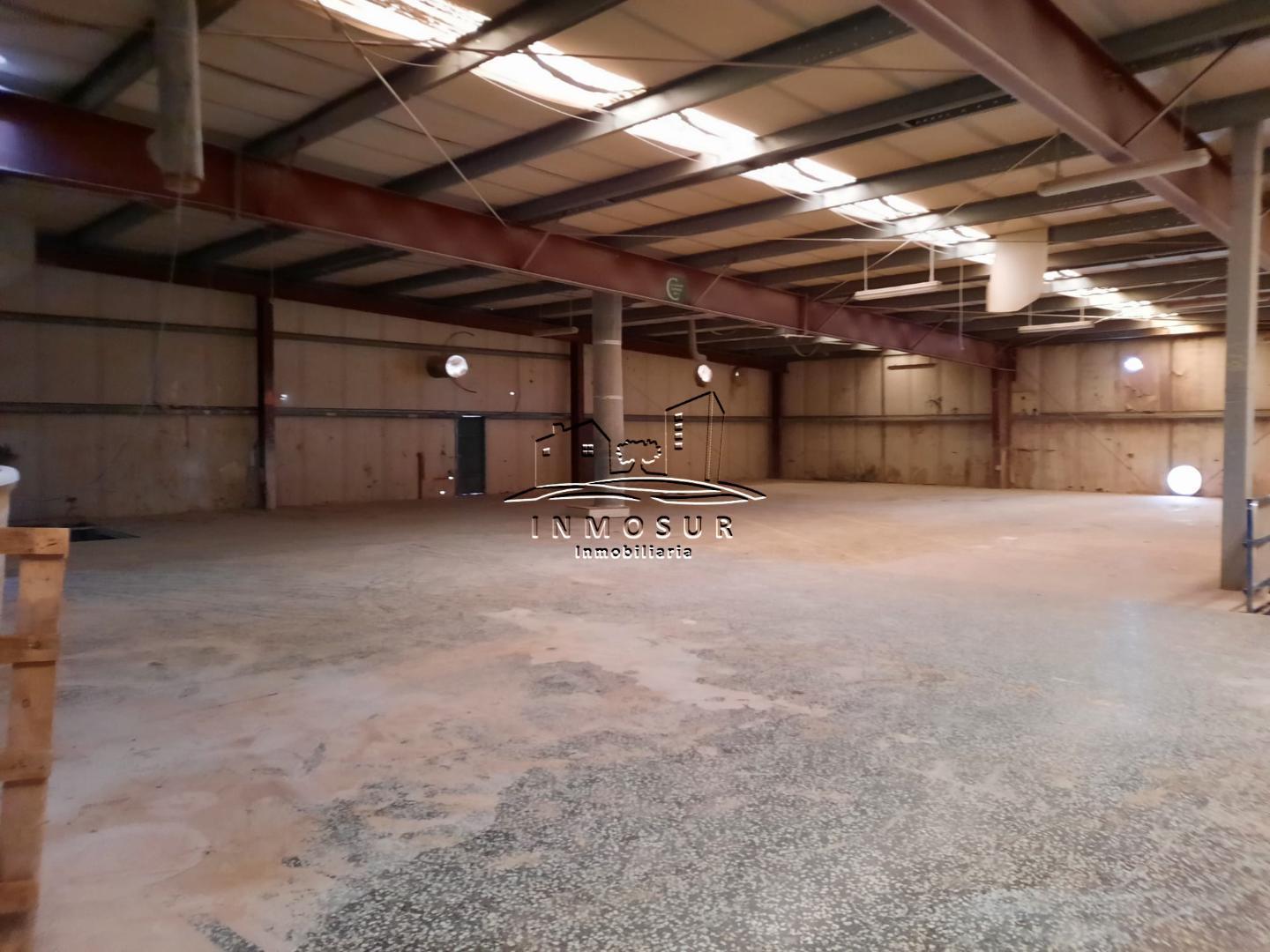 Nave en zona Ctra. Cabra con una superficie de 1350 m2., distribuidos en una planta baja de 1.000 m2. y una entreplanta