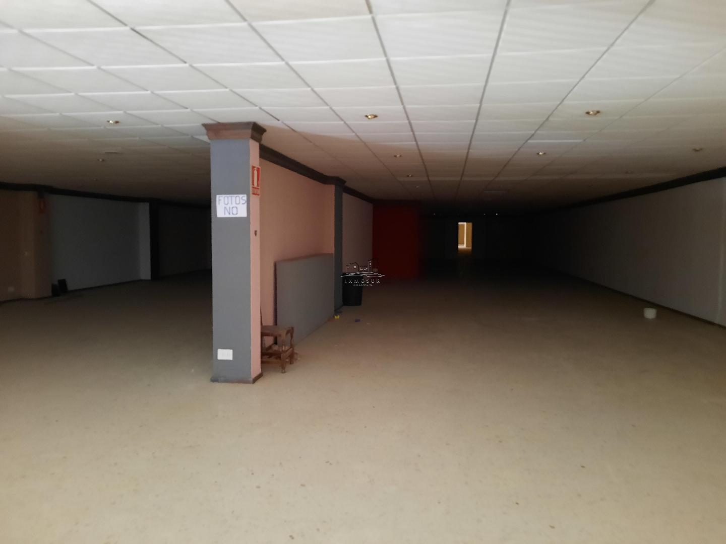 Nave-Exposición en Carretera de Málaga. Cuenta con una superficie de 2.000 m2., distribuidos en una planta baja de 1.000