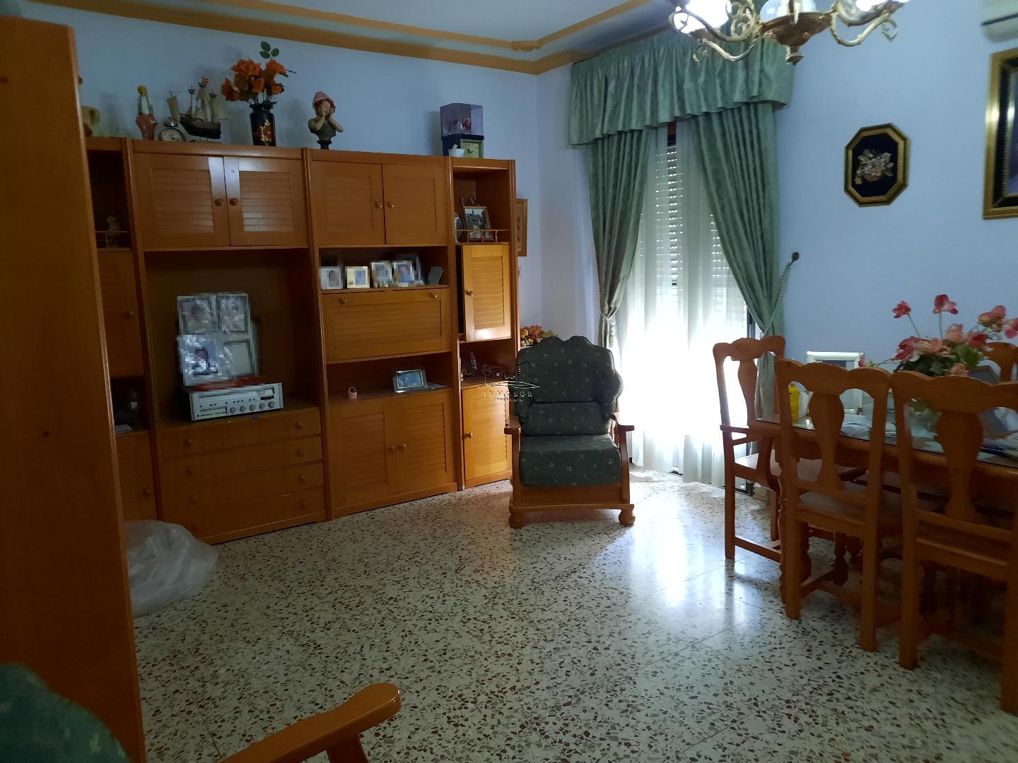 Casa en zona semicentro. Cuenta con una superficie de parcela de 125 m2. y una superficie construida de 309 m2., distrib