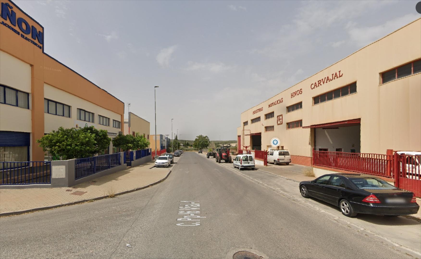 Nave en zona Pilar de la Dehesa. Cuenta con una superficie de 400 m2., distribuidos en dos plantas de 200 m2. cada una d