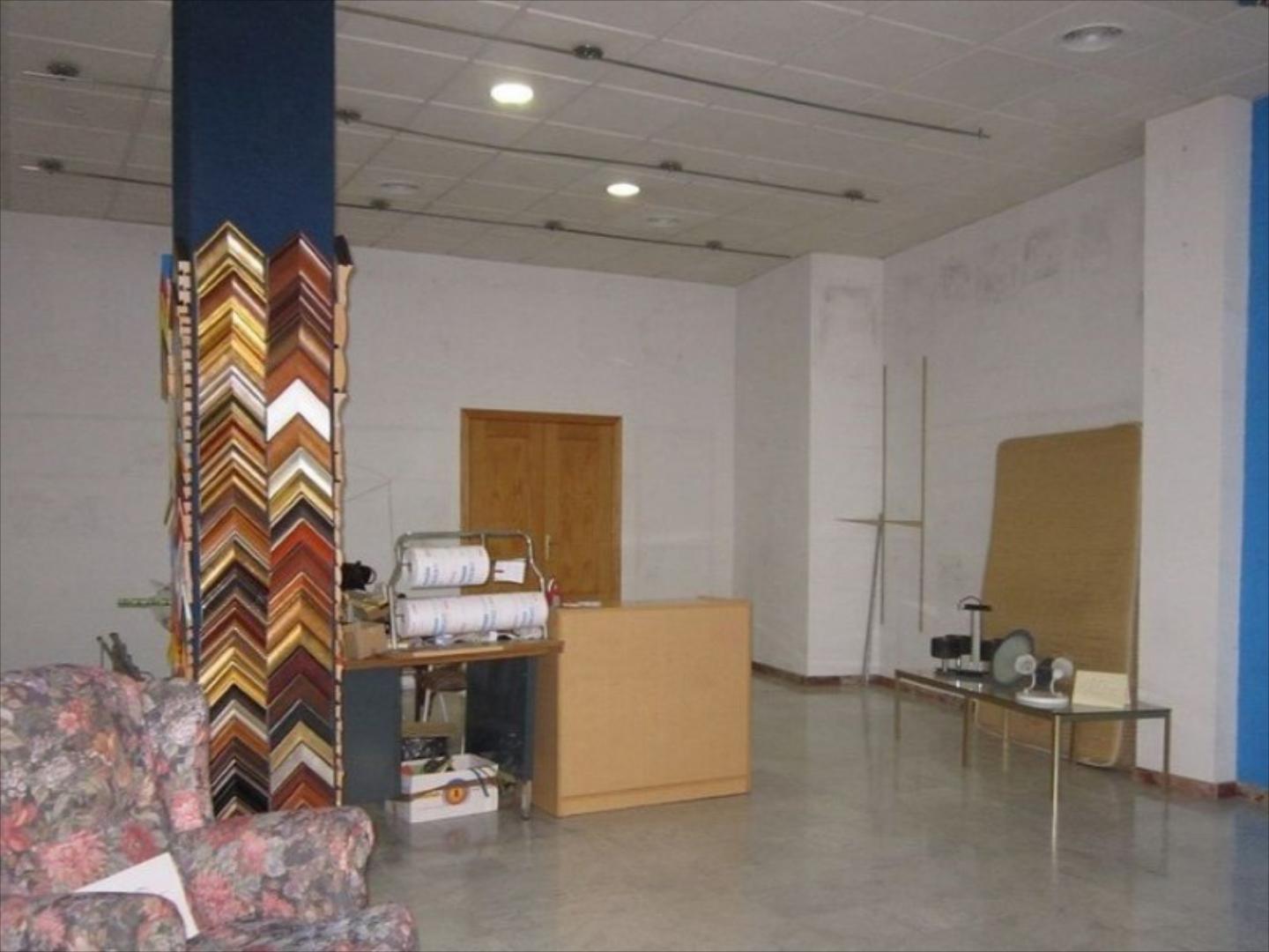 Local comercial céntrico en calle comercial. Planta baja con 104 m2. construidos con aseo y acceso a cochera con 35 m2 c