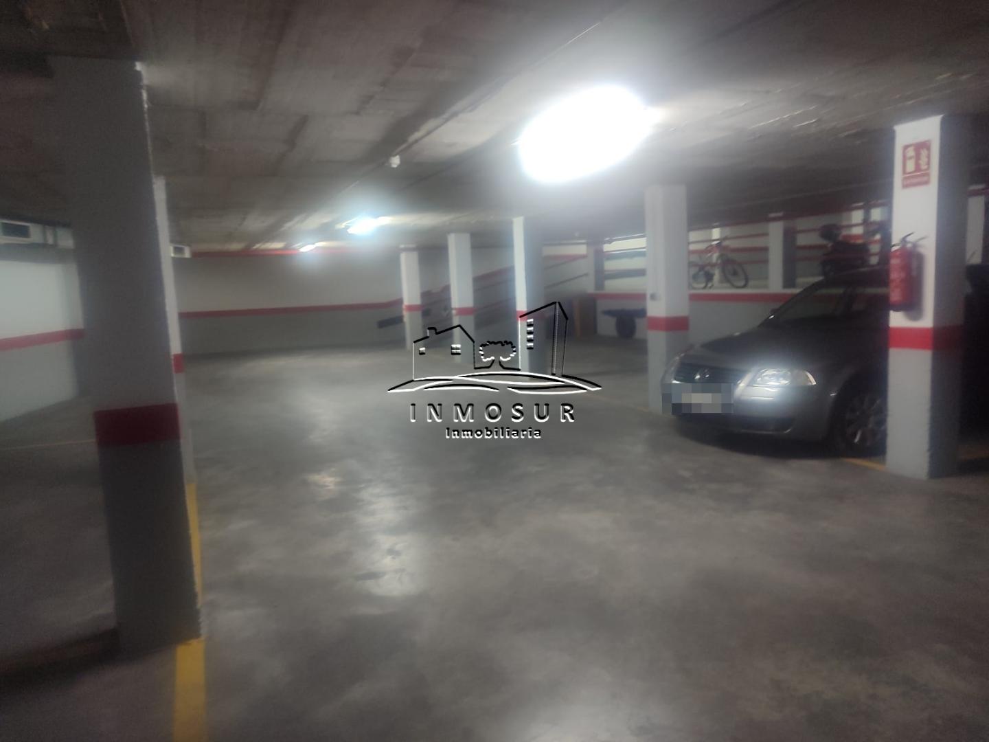 Parking en calle Mires. Amplia plaza de aparcamiento en zona la Calzada. El precio mostrado no incluye, impuestos, gasto