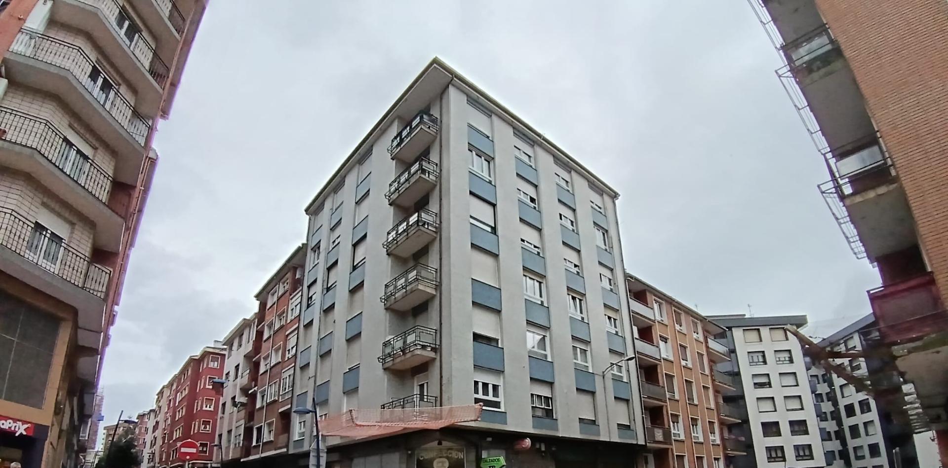 Ofrecemos en EXCLUSIVA piso en el centro de Portugalete
Situado en General Castaños, al lado del Ambulatorio y de todos