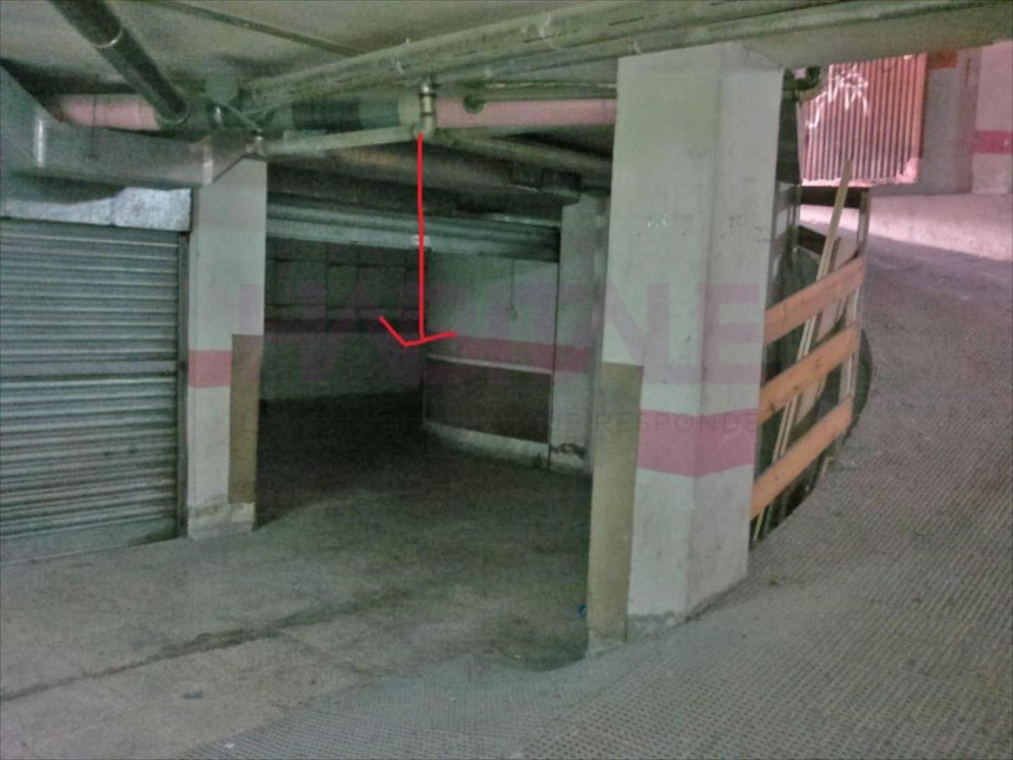 Plaza de garaje para varias motos o coche muy pequeño (por columnas), cerrado.También útil para trastero. Zona Acacias R