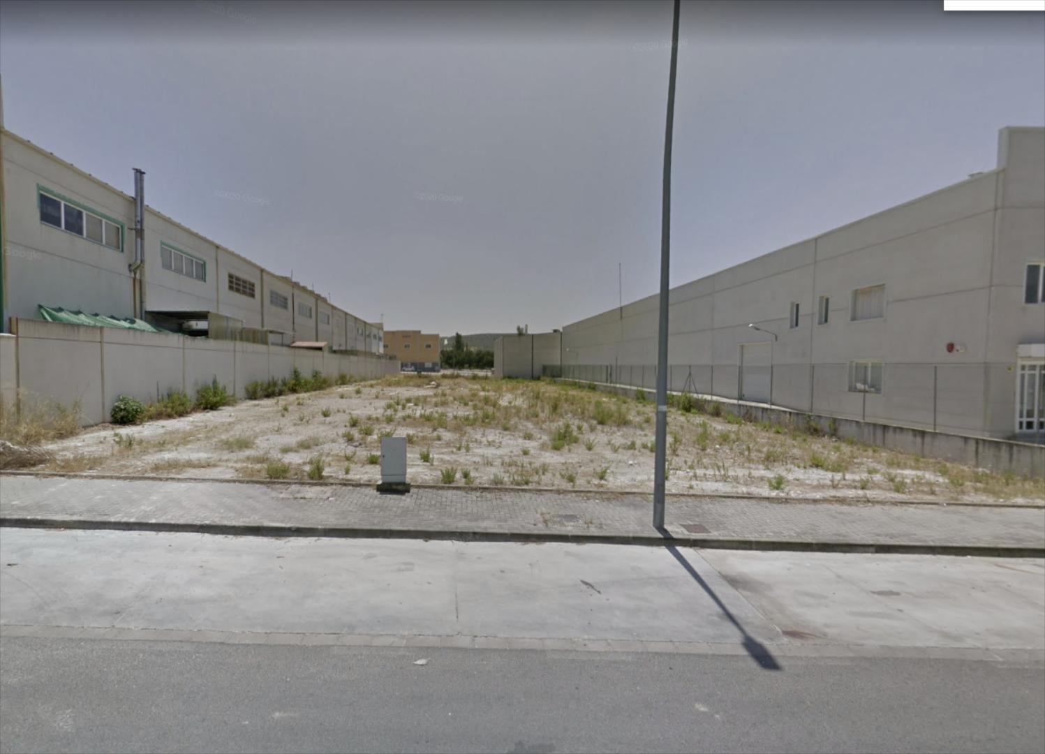Solar industrial en Parque Empresarial Príncipe Felipe. Tiene una superficie de 2300 m2. y una fachada a calle de 27,5 m