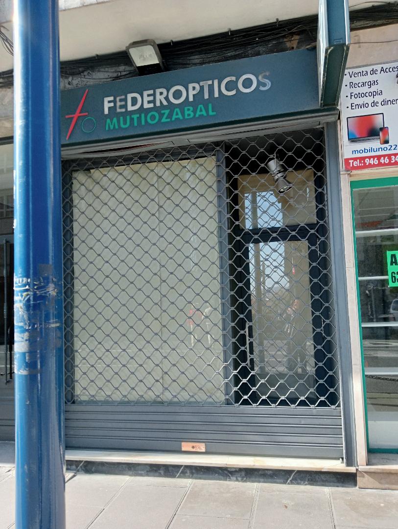 Si estas buscando un local para emprender tu nuevo negocio, te ofrecemos este local en el centro
El local está situado e