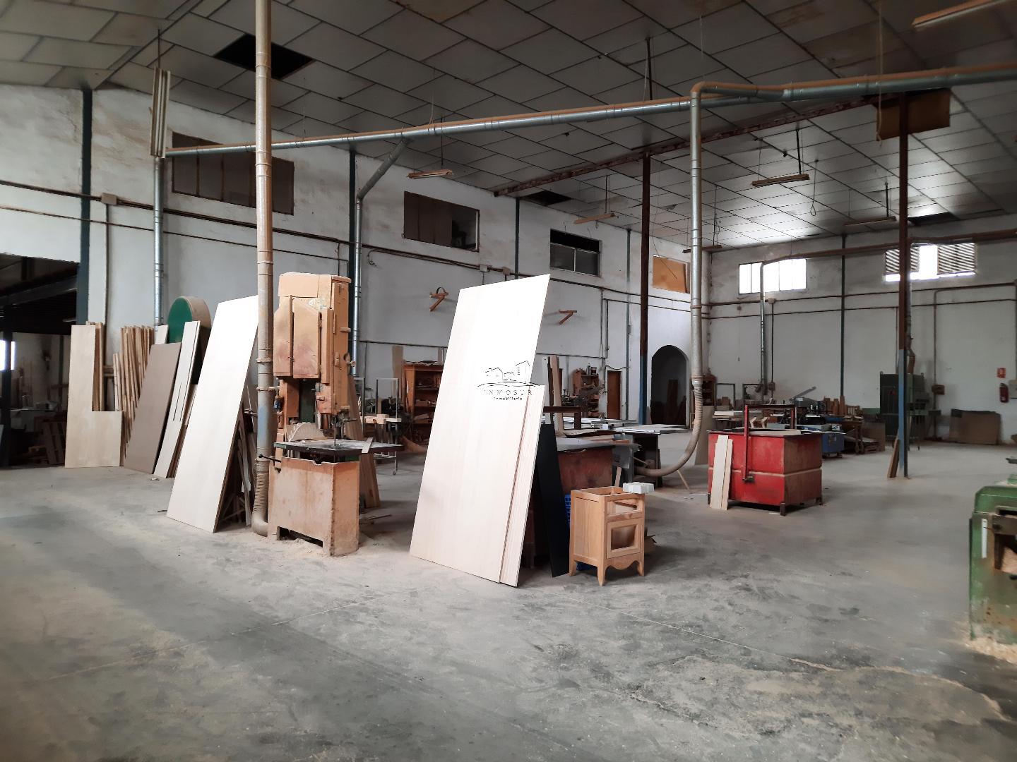 Nave industrial en zona Bulevar Los Santos. Cuenta con una superficie construida de 842 m2,., distribuidos en 599 m2. de